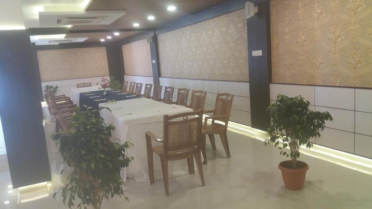 Kr Residency Hotel Kānādukāttān Exterior foto